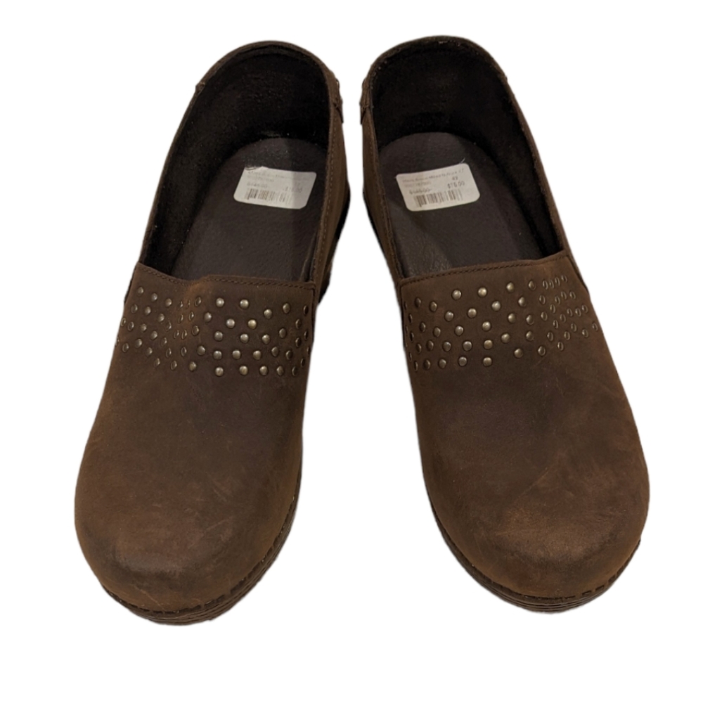 NWT Dansko Mavis brown nubuck/suede clogs with pewter studs fall winter comfort